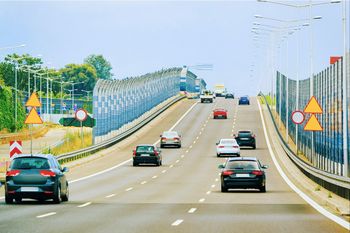 Wrocław: Szedł poboczem autostrady szukając przystanku autobusowego