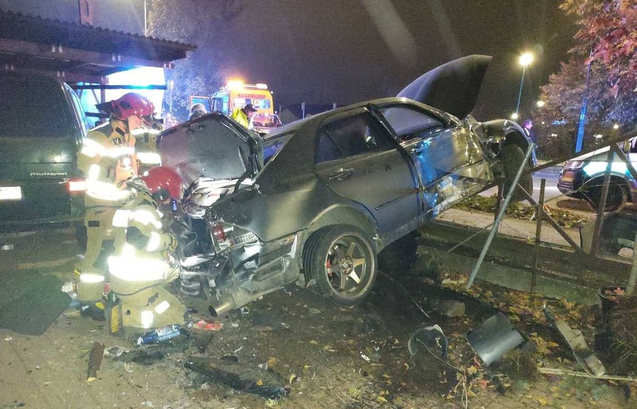 Koszmarny wypadek. Lexus zawisł na ogrodzeniu.