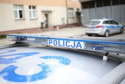Warszawa. Kierowca auta staranował słup i uciekł. Zatrzymano dwie osoby