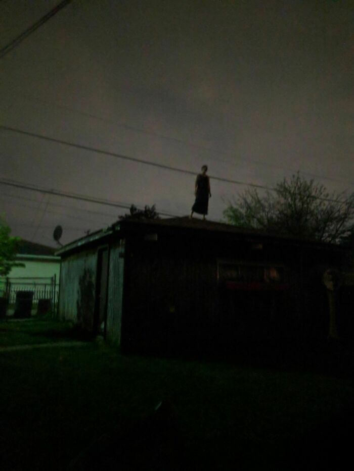 Ktoś zobaczył w nocy kobietę stojącą na dachu niskiego budynku. Podejrzenia padły na lunatykowanie.