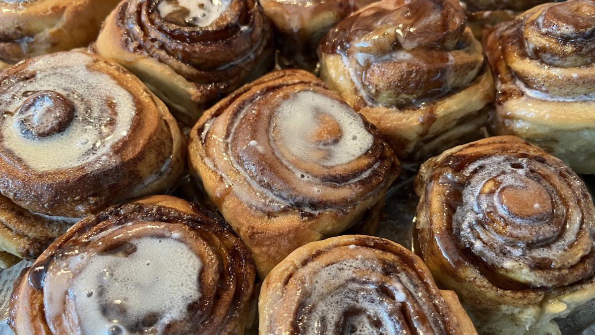 Cynamonki to drożdżowe ciasto z dodatkiem cynamonu i lukru