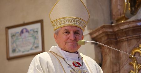 "Zabawa w chowanego". Biskup Edward Janiak apeluje do wiernych o modlitwę. "Jest na mnie taka nagonka medialna"