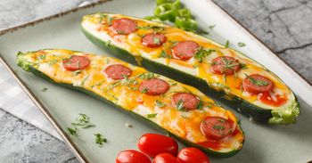 Upiecz cukinię faszerowaną warzywami i mozzarellą. Sprawdzony przepis