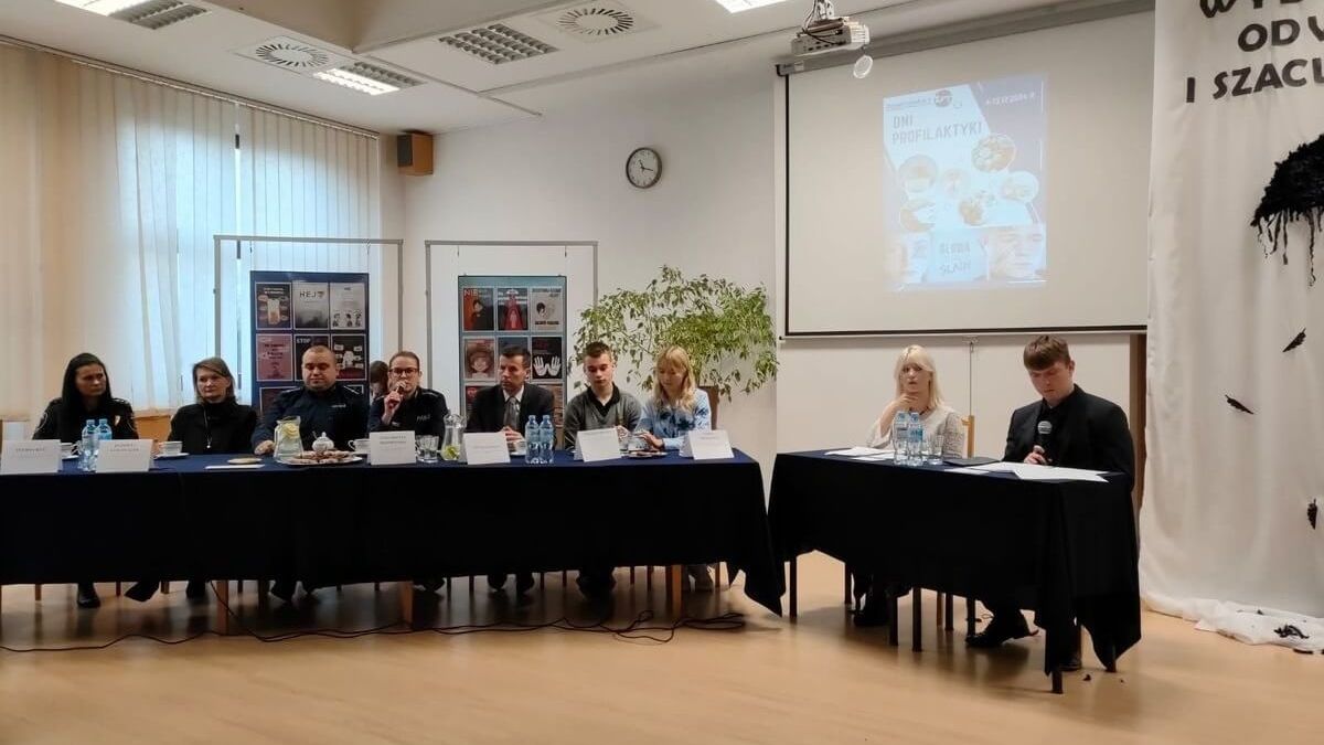uczniowie, policjanci