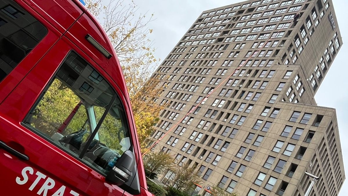 Strażacy Specjalistycznej Grupy Ratownictwa Wysokościowego Lublin-2 ćwiczyli na dachu Metropolitan Parku