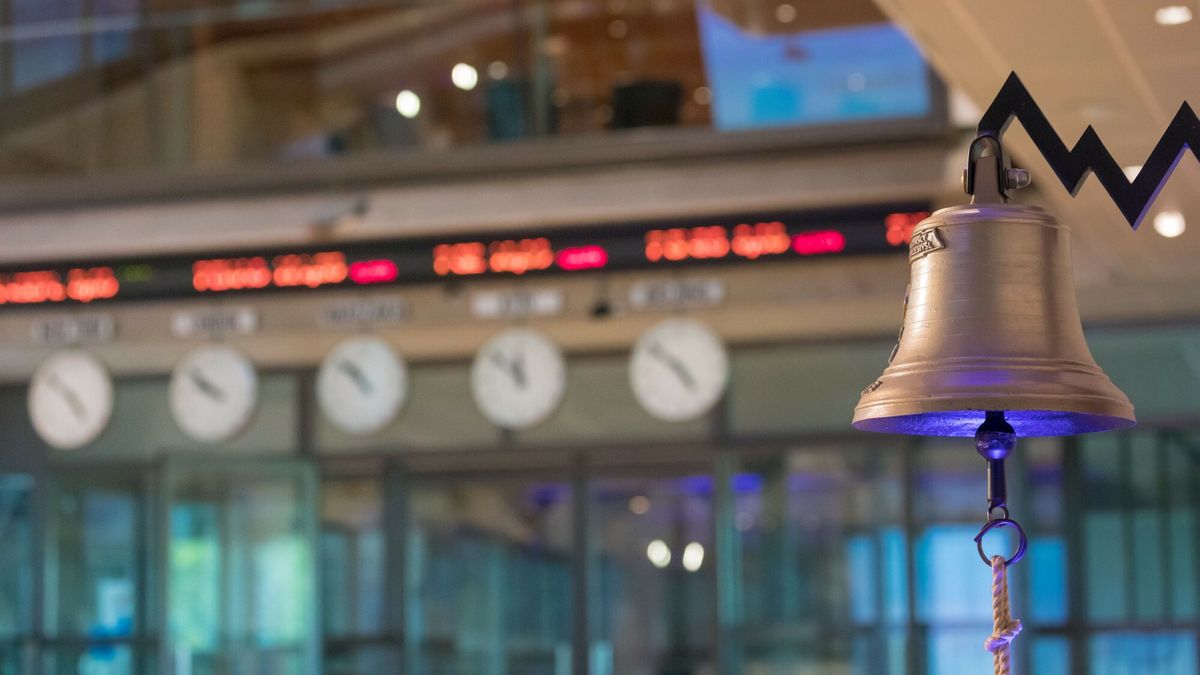 Warszawa ArZifot: Arkadiusz Ziolek/ East News. Warszawa, ul. Ksiazeca 21.04.2018.     n/z Dzwon Gieldy Papierow Wartosciowych.ARKADIUSZ ZIOLEK