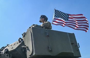 Atak na Iran możliwy? USA przerzucają czołgi w region