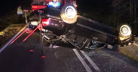 Groźny wypadek. Chciał ominąć dziki. Dachował