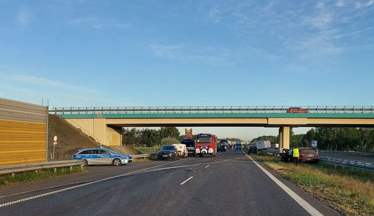 Pięć samochodów, cztery osobowe i jeden dostawczy, zderzyły się na 310 kilometrze autostrady A2 