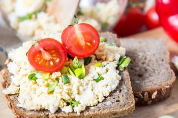 Pasta jajeczna wychodzi mdła? Ten włoski dodatek genialnie podbija smak