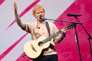 Utwór Eda Sheerana ZAKAZANY na ślubach. Osobliwe tłumaczenia kurii