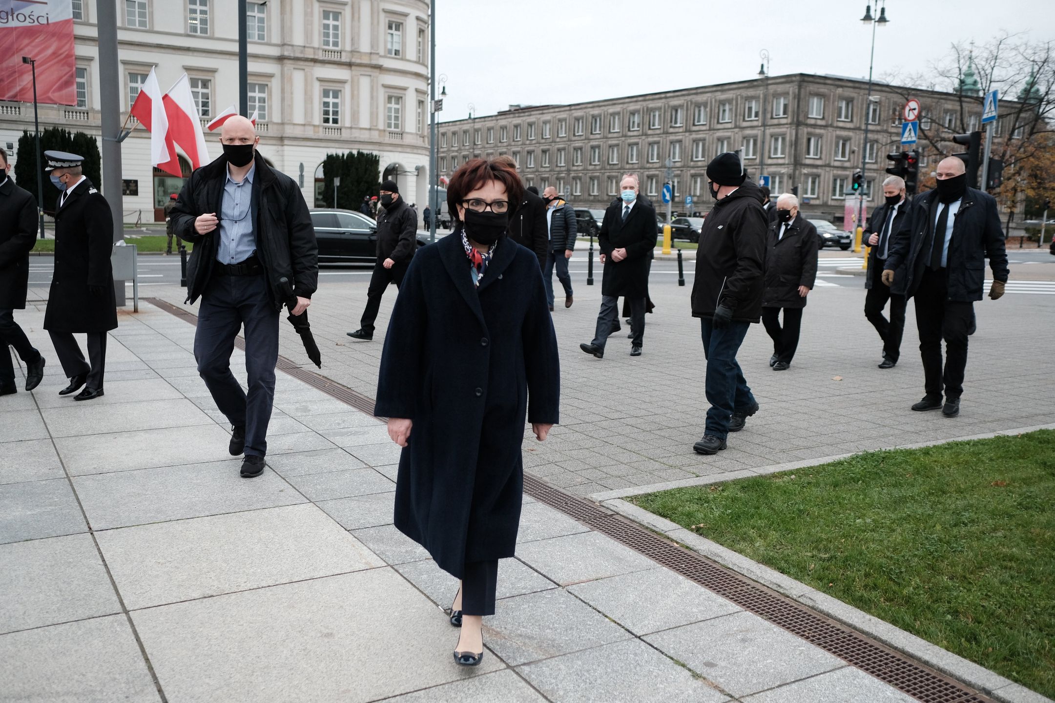 127. miesięcznica smoleńska. Politycy PiS złozyli kwiaty przed pomnikami na zamkniętym pl. Piłsudskiego