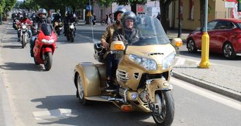 Motocyklowa parada przejechała przez Zduńską Wolę. Setki maszyn zachwyciły mieszkańców