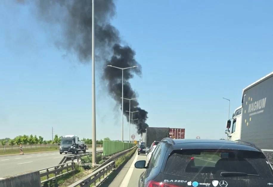 Pożar samochodu na poznańskim odcinku autostrady A2. Zablokowana droga