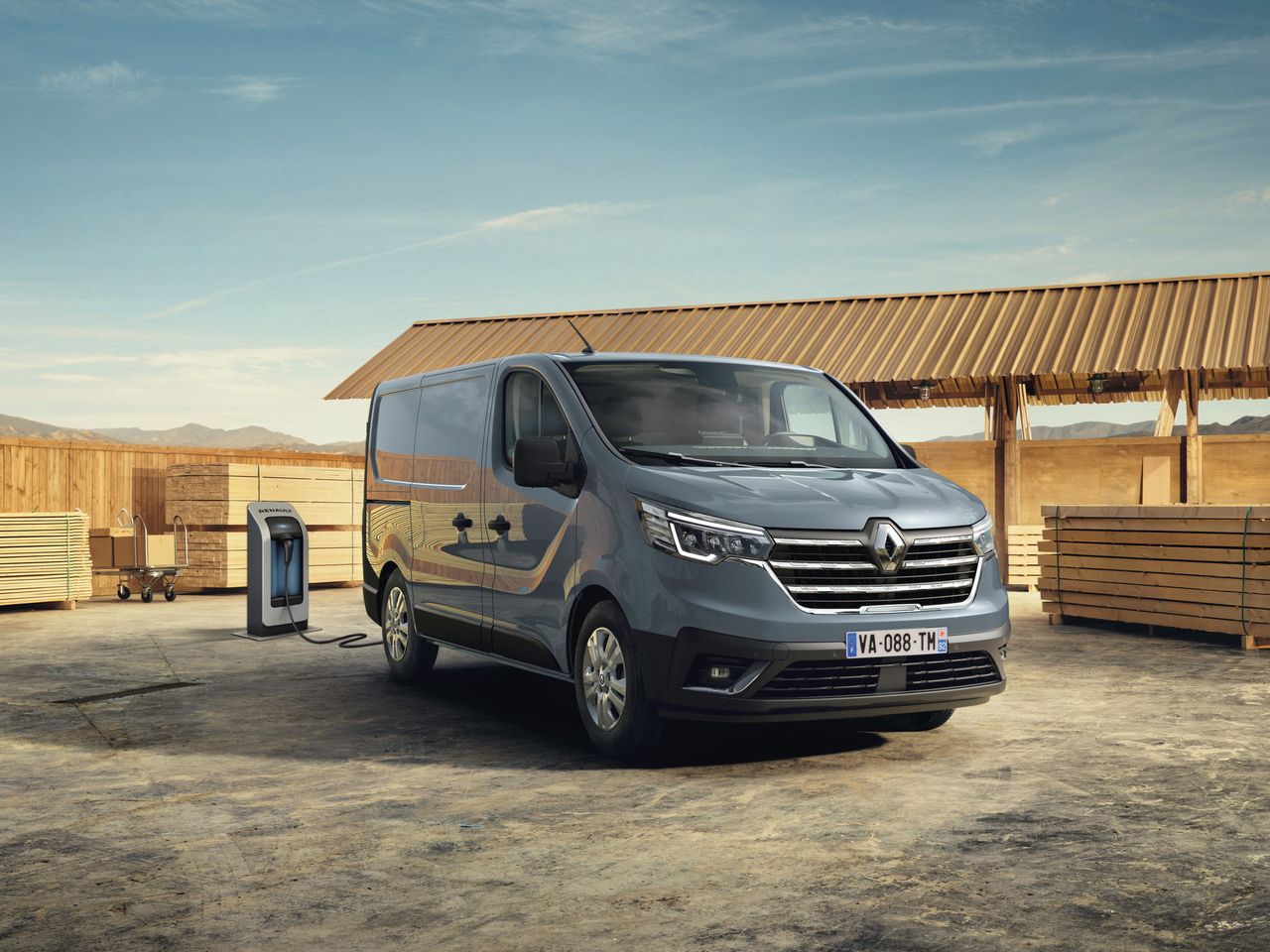 Renault Trafic E-Tech dołącza do elektrycznego Kangoo i Mastera