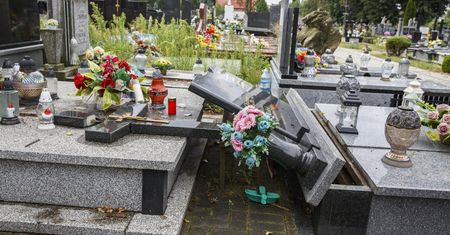 Zdewastowali nawet grób malutkiego dziecka