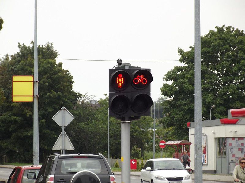 Warszawa. Posłowie PiS mają przepisy drogowe za nic. Niestraszne im czerwone światło