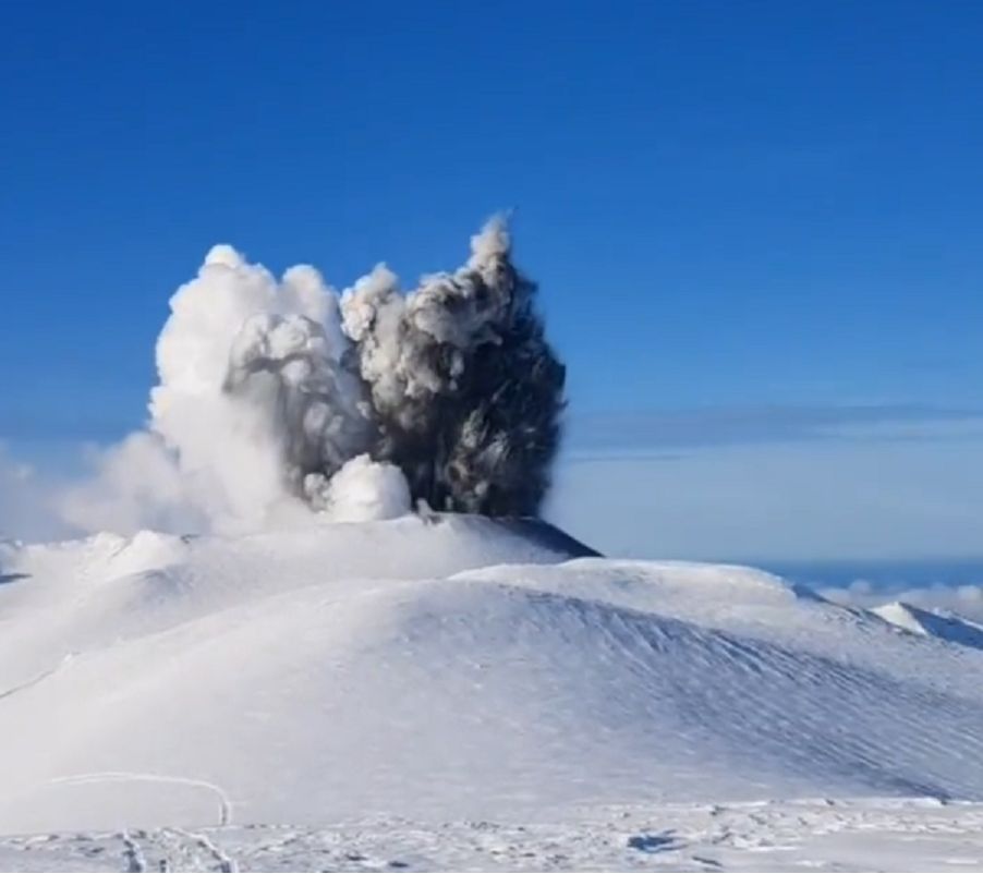 Erupcja rosyjskiego wulkanu na Wyspach Kurylskich. Nad kraterem unosi się dym