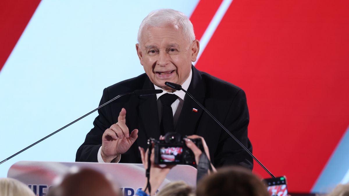 WARSAW, POLAND - JUNE 01: Jaroslaw Kaczynski, leader of the Law and Justice Party (PiS), speaks to supporters following the Polish presidential runoff election on June 01, 2025 in Warsaw, Poland. Today's election is a closely contested race between PiS candidate Karol Nawrocki and Rafal Trzaskowski, the liberal mayor of Warsaw who is supported by Prime Minister Donald Tusk. The election is seen as a test of whether the government, with its centrist parliamentary coalition, can overcome the right-wing populism embodied by PiS. (Photo by Sean Gallup/Getty Images)