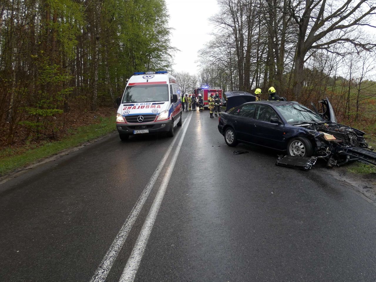 Do tego wypadku doszło 1 maja przed południem w Dziemianach. Ranna została kierująca fiatem, która czołowo zderzyła się z audi