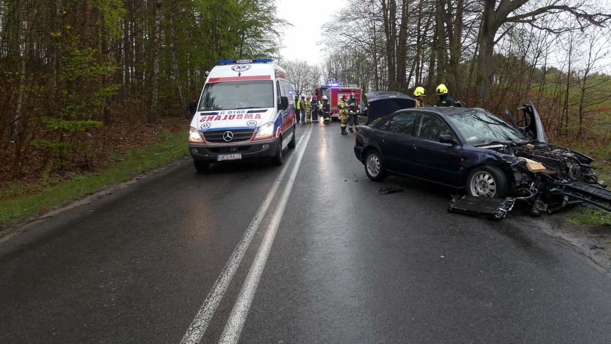 Do tego wypadku doszło 1 maja przed południem w Dziemianach. Ranna została kierująca fiatem, która czołowo zderzyła się z audi
