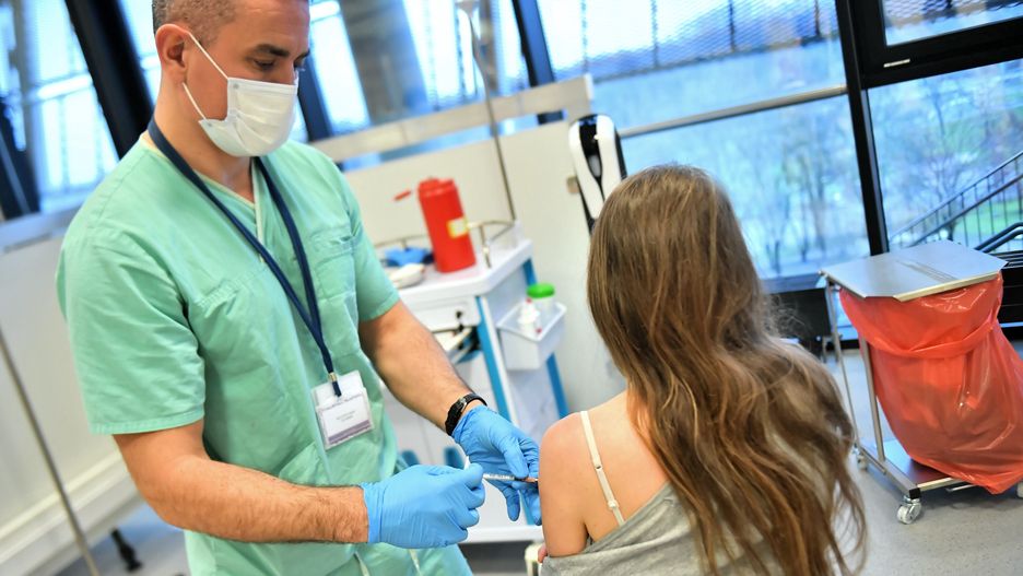 Koronawirus w Polsce. NFZ sprawdza prawidłowość szczepień w tzw. grupie zero