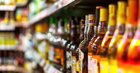 Chude lata dla alkoholi. Spada sprzedaż wódki, Polacy piją piwo bez procentów