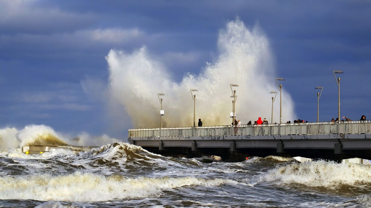 Pogoda sztorm Bałtyk morze fala molo wiatr