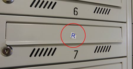 Widzisz literę "R" na skrzynce? Oto co oznacza