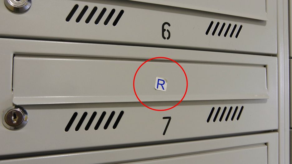 Co oznacza naklejka z litera "R" na skrzynce pocztowej?