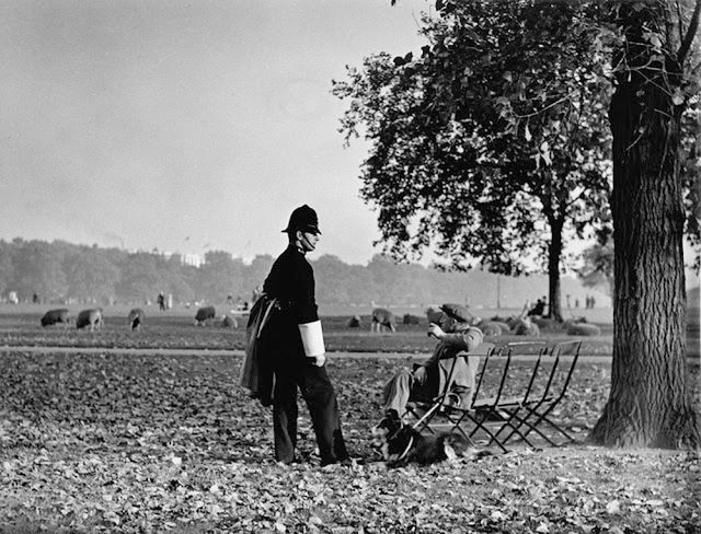 Mocne, czarno-białe fotografie uliczne z Londynu lat 30. i 40. 11