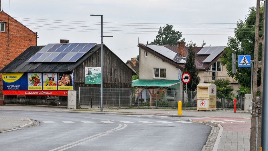 reporter_baza_2021-0812.08.2021 Kleszczow (woj lodzkie). Nazywana polskim Kuwejtem. Najbogatsza gmina w Polsce. Prawie na kazdym dachu panele sloneczne, solary, kazda drog rowna jak stol a chodniki wylozone piekna kostka. W ubieglym roku dochod na jednego mieszkanca wyniosl tam 31 tys. A w tle wsi dymi z kominow Elektrownia Belchatow, ktora korzysta ze zlokalizowanej nieopodal odkrywki wegla brunatnego. Fot. Piotr Kamionka/REPORTERPiotr Kamionka/REPORTER