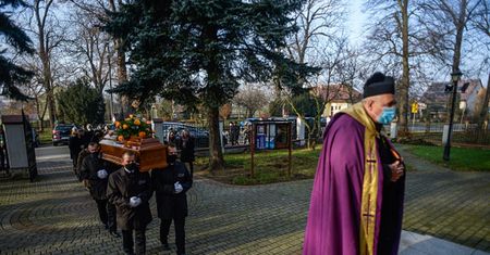 Pogrzeby w czasie pandemii. Obrzędy świeckie do 5 osób, kościelne bez limitu