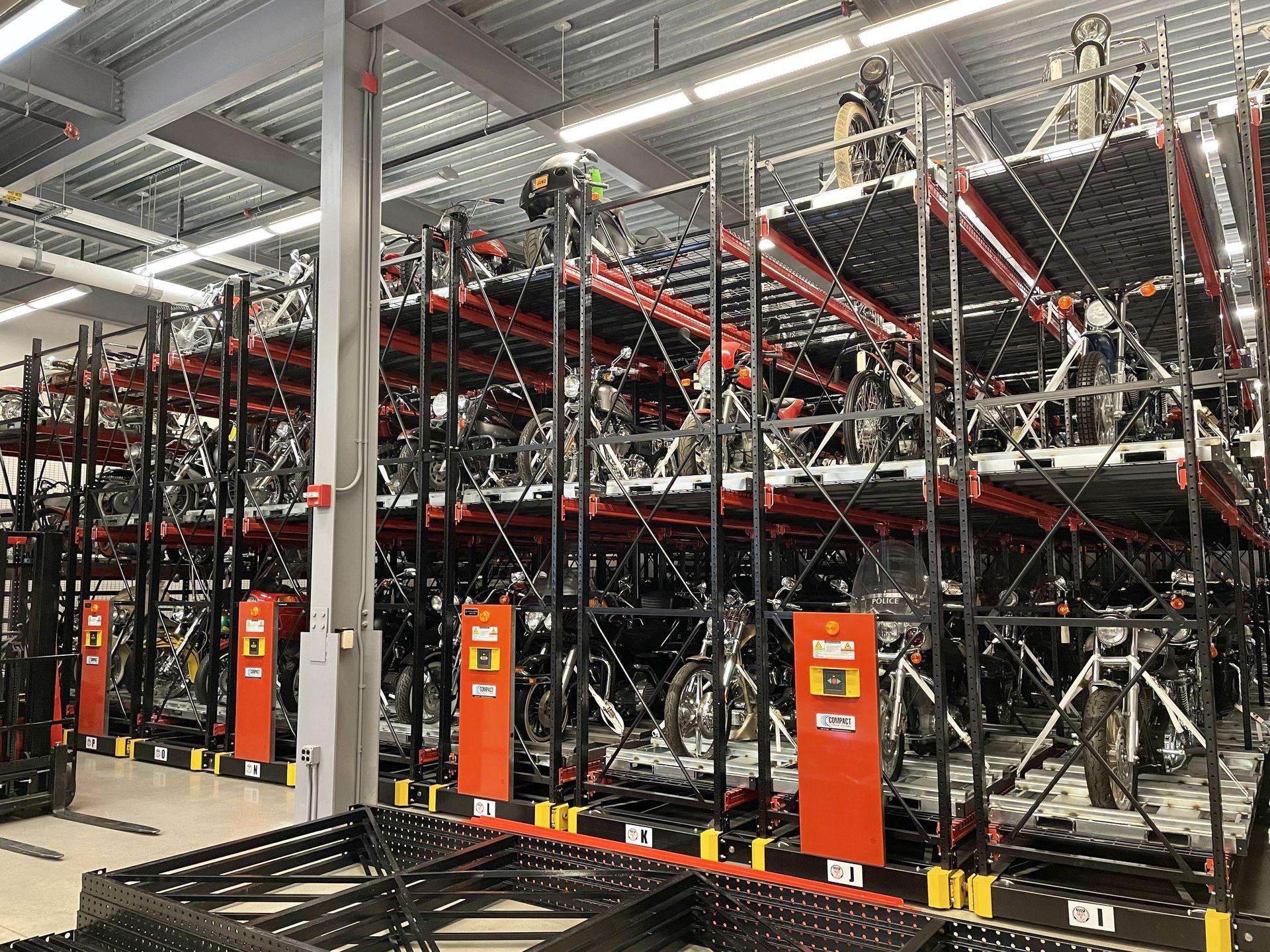 W "skarbcu" trzymane są dziesiątki czy nawet setki motocykli, które nie zmieściły się w muzeum