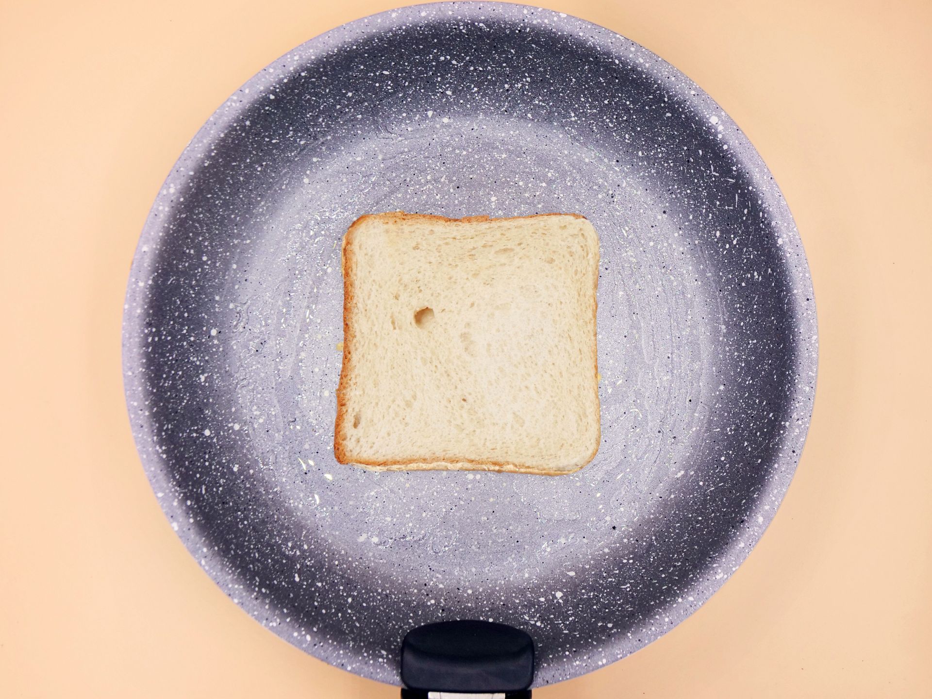 Tost z masłem orzechowym i mango przepis