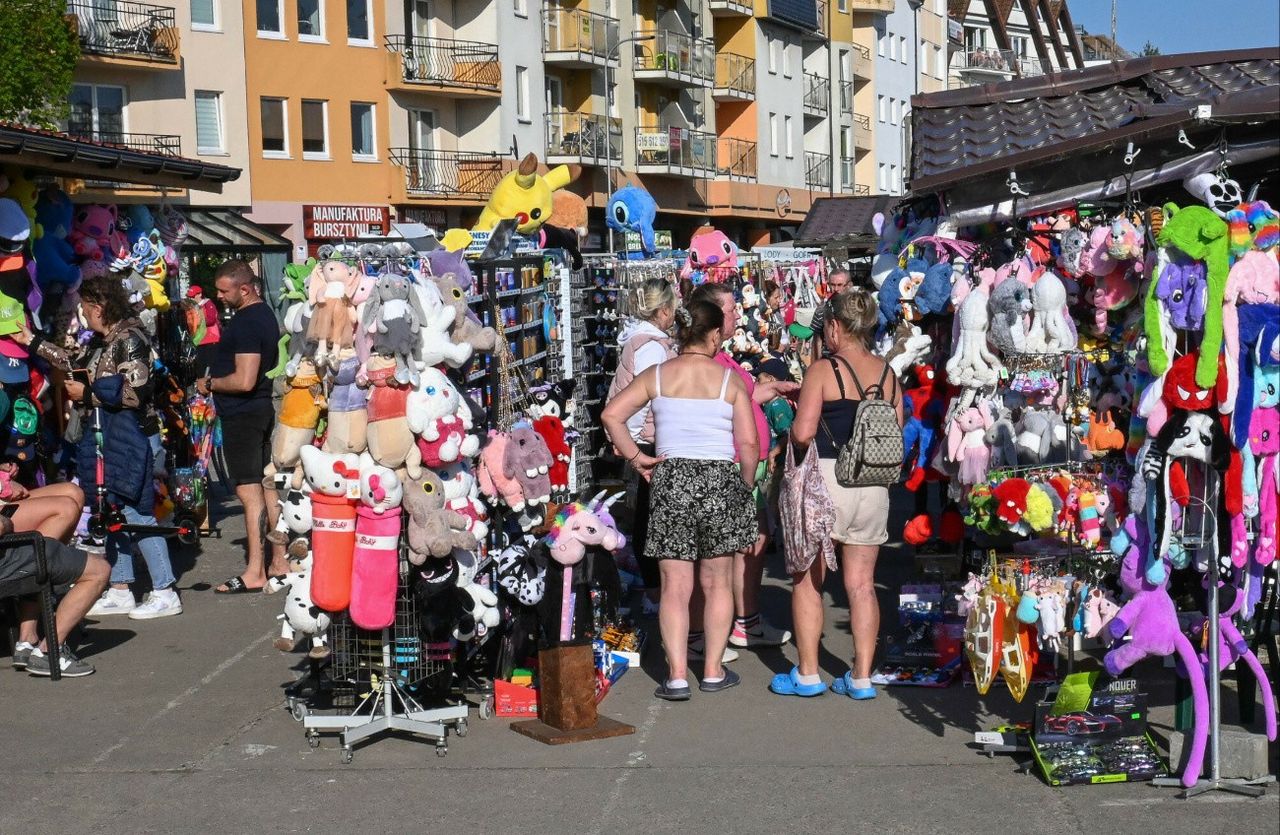 Szukają do pracy nad Bałtykiem. Tyle płacą na stoisku z pamiątkami