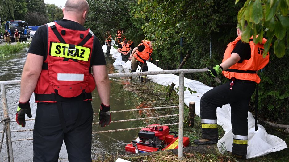 Warszawa, 20.08.2024. Straż pożarna układa worki z piaskiem nad Potokiem Służewieckim na Błoniach Wilanowskich w Warszawie, 20 bm. Miasto walczy ze skutkami ulewnych deszczy. (mr) PAP/Radek Pietruszka