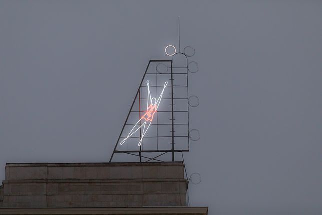 Symbol błyskawicy. Będzie kontrola znaku na neonie