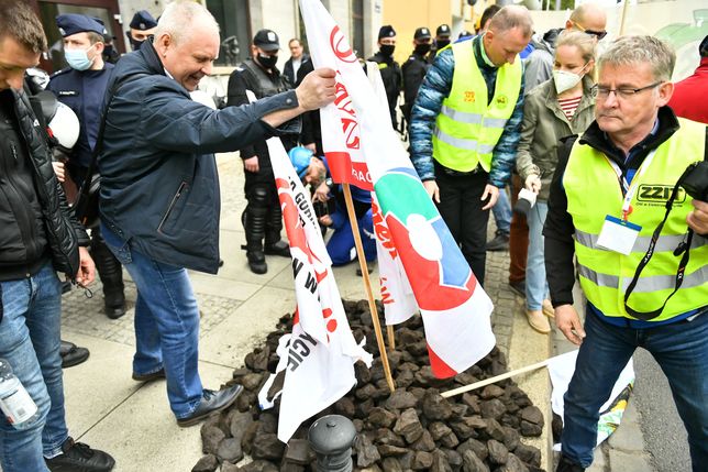 Wrocław, 26.05.2021. Pracownicy kopalni Turów podczas protestu przed siedzibą przedstawicielstwa Komisji Europejskiej i Parlamentu Europejskiego we Wrocławiu, 26 bm. w sprawie zamknięcia kopalni. Trybunał Sprawiedliwości Unii Europejskiej przychylił się do wniosku Czech i 21 bm. nakazał Polsce natychmiastowe wstrzymanie wydobycia w kopalni Turów do czasu merytorycznego rozstrzygnięcia. (sko) PAP/Maciej Kulczyński