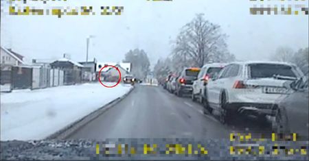 Na rondzie pod prąd. Tak zirytowany kierowca bmw ominął korek
