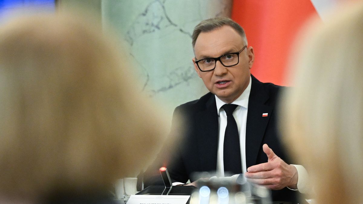 Warszawa, 05.05.2025. Prezydent RP Andrzej Duda na posiedzeniu Rady Dialogu Społecznego, 5 bm. w Pałacu Prezydenckim w Warszawie. Prezydent Duda bierze udział w konsultacjach ze stroną społeczną Rady Dialogu Społecznego w sprawie ustawy z dnia 4 kwietnia 2025 roku o zmianie ustawy o świadczeniach opieki zdrowotnej finansowanych ze środków publicznych oraz niektórych innych ustaw. (aldg) PAP/Radek Pietruszka