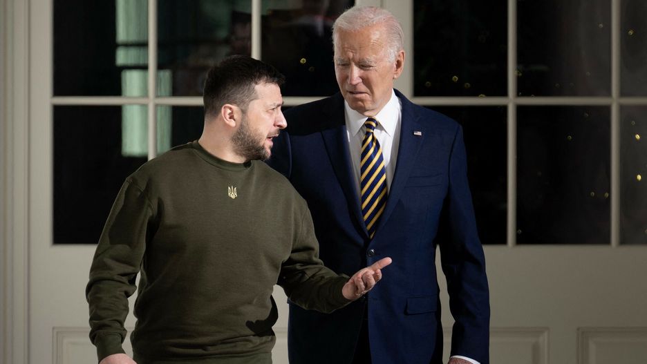 Prezydent Ze?enski z wizyt? w USA
US President Joe Biden walks with Ukraine's President Volodymyr Zelensky through the colonnade of the White House, in Washington, DC on December 21, 2022. - Zelensky is in Washington to meet with US President Joe Biden and address Congress -- his first trip abroad since Russia invaded in February. (Photo by Brendan Smialowski / AFP)
BRENDAN SMIALOWSKI