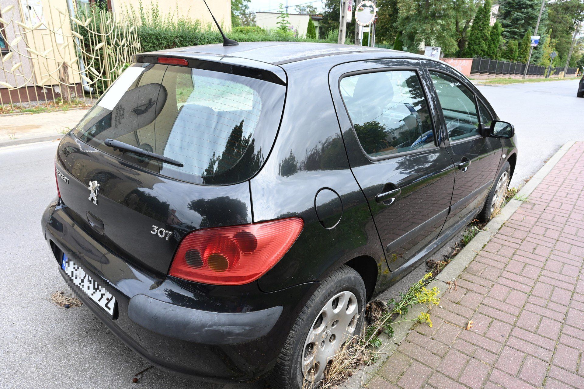 Strażnicy stwierdzili, że auto nie spełnia znamion wraku - jest całe, ma tablice rejestracyjne i powietrze w kołach&#34;.
