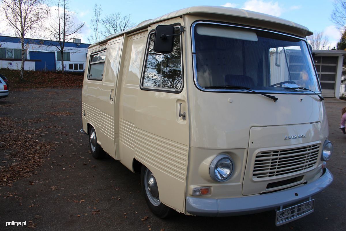 Zdjęcie furgonetki podobnej, do tej widzianej zarówno na miejscu zdarzenia, jak i w miejscu odnalezienia zwłok kobiety 