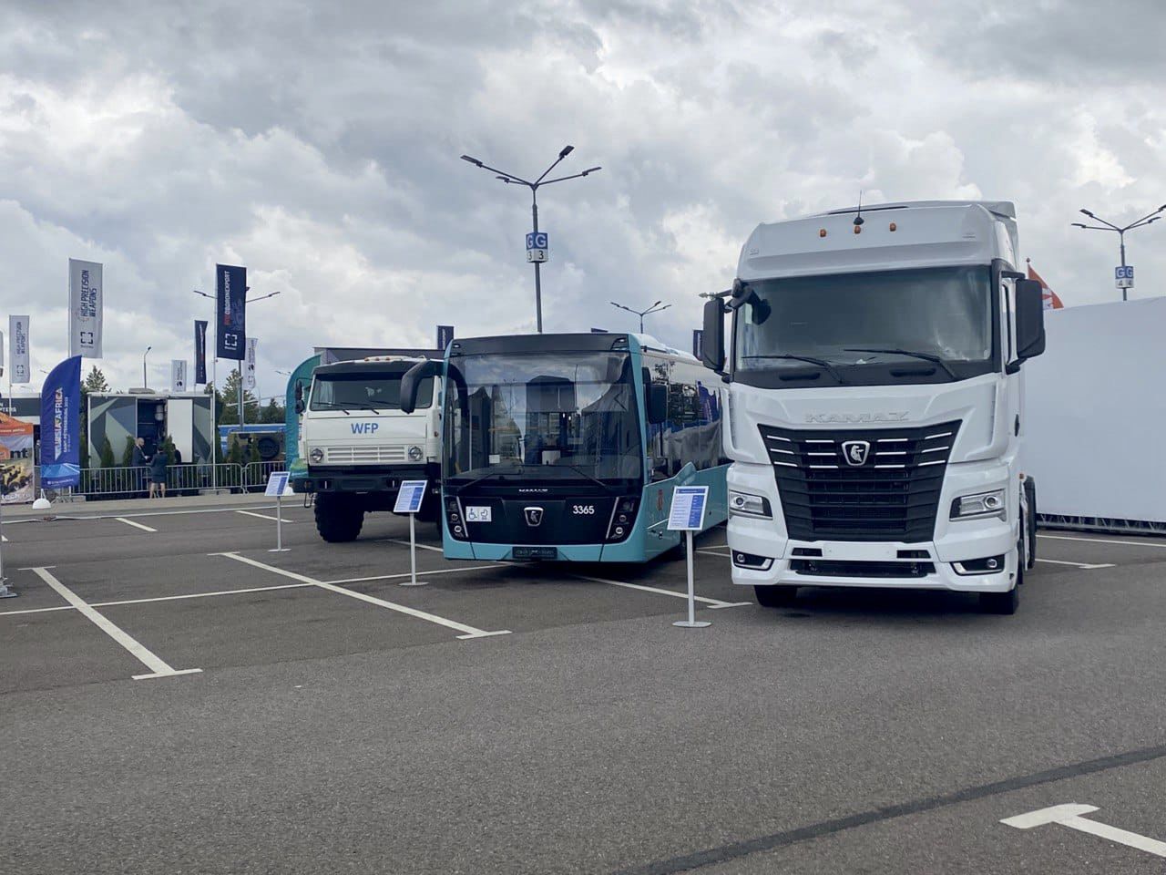 Ciągnik siodłowy, autobus miejski i ciężarówka marki KAMAZ