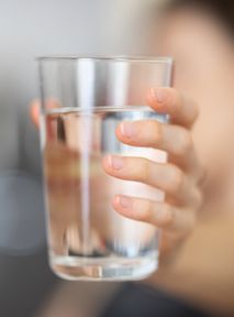 How to protect ourselves from water intoxication. Doctors warn that excessive hydration can be fatal