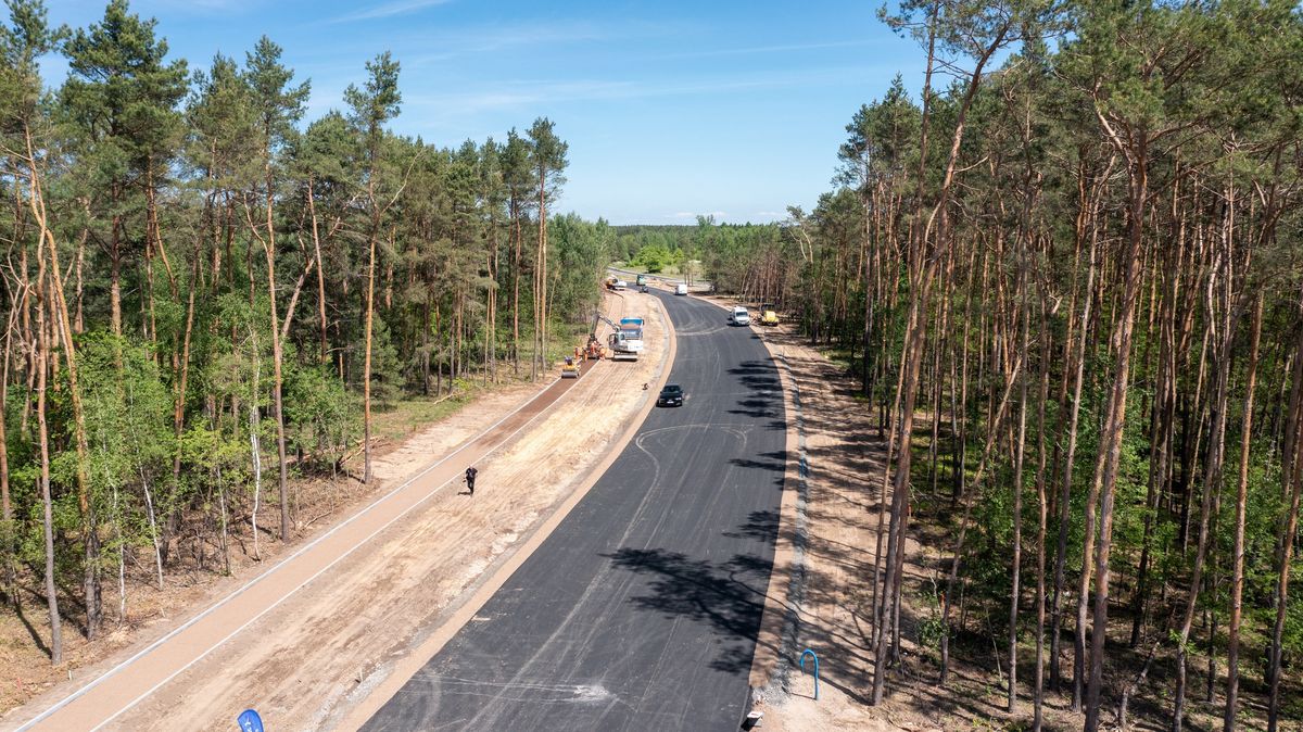 Teren budowy obwodnicy w miejscowości Praga w powiecie poddębickim, dofinansowanej z Rządowego Funduszu Rozwoju Dróg, maj 2022 roku 