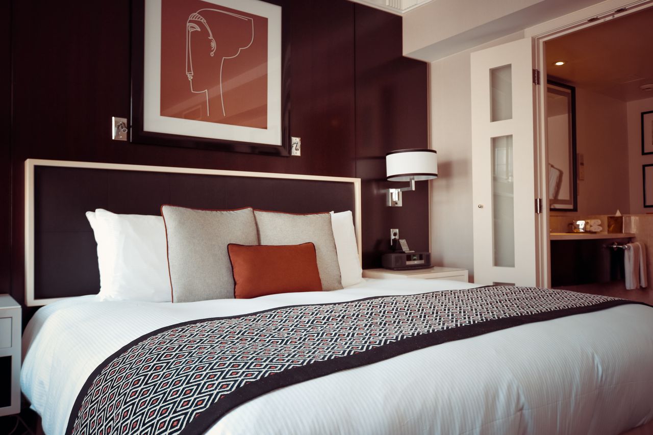 Narzuta na łóżko – jak dobrać ją do wielkości łóżka i stylu sypialni?