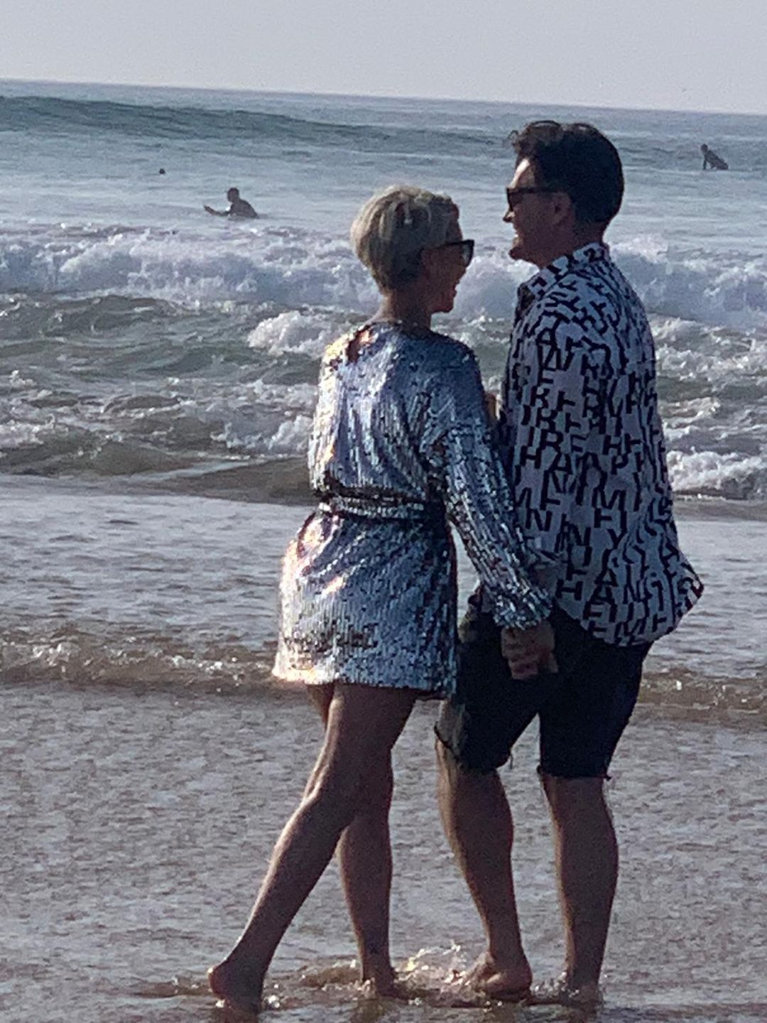 Paulla obściskuje się z partnerem na portugalskiej plaży