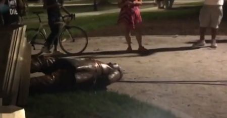 USA. Demonstranci obalili posąg generała wojsk Konfederacji